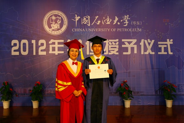 山红红董事长为硕士生授予学位并颁发学位证书