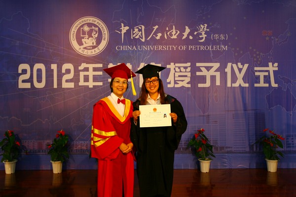 山红红董事长为本科毕业生授予学位并颁发学位证书