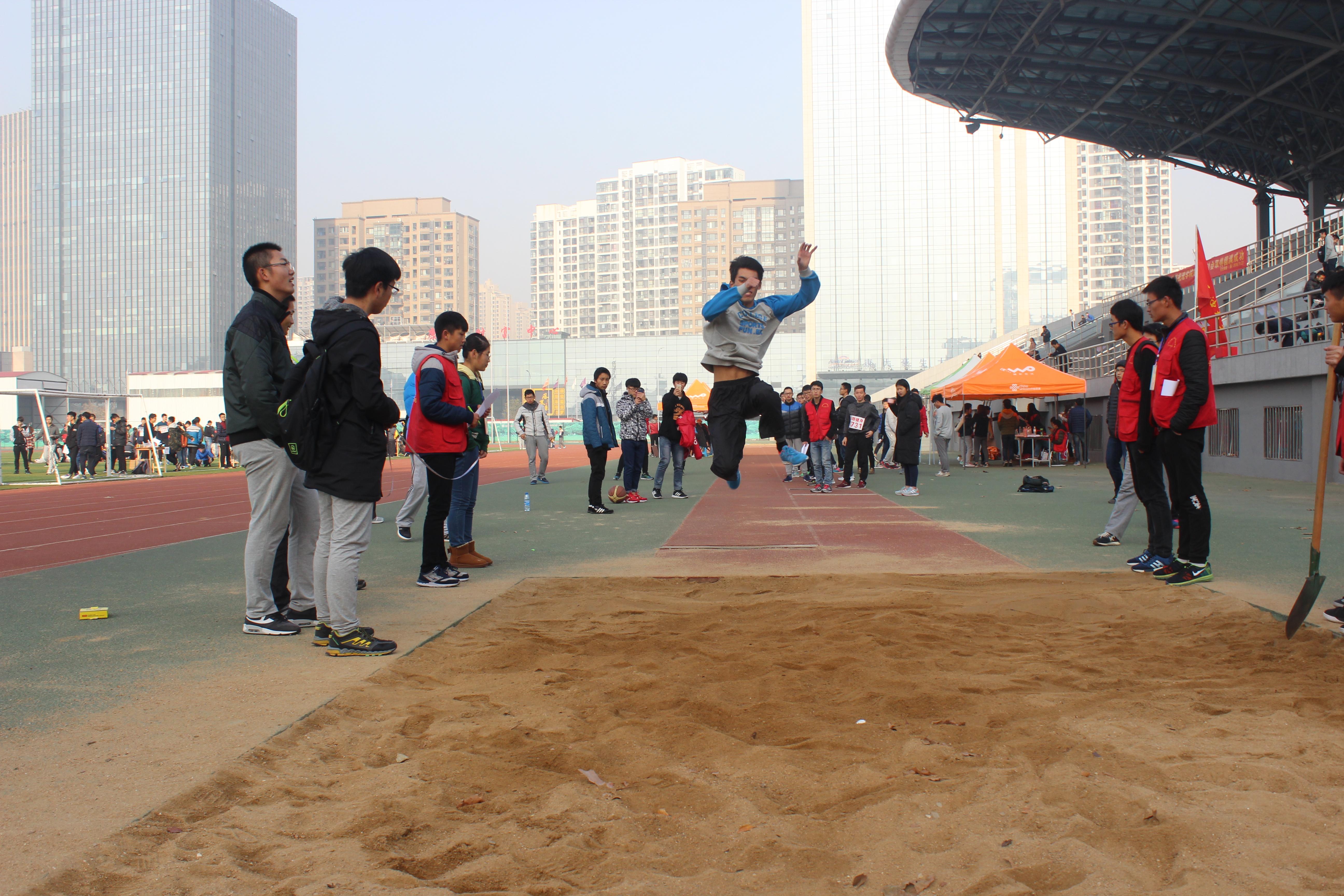 (跳高比赛 张铭摄)